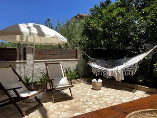 Sunny Garden Apartment - 2