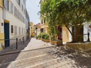 Hidden Gem Hideaway Retreat in Central Town Area with AC - 4