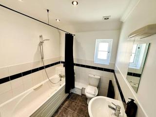 The Tipsy Turtle - Stylish 2 bed flat with parking - 4