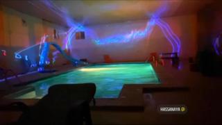 كوخ بتصميم مودرن وجاكوزي عالهواء الطلق بمساحات واسعه ومسبح اضافي - 7