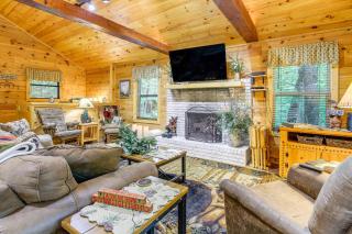 Cabin with Private Hot Tub about 7 Mi to Pigeon Forge! - 7