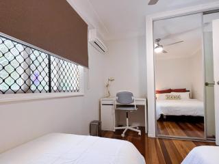 Elegant Villa Near Shopping Mall - Jindalee - 1