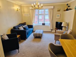 ROCKFERRY 3 Bed Central Apartment + parking permit - 7