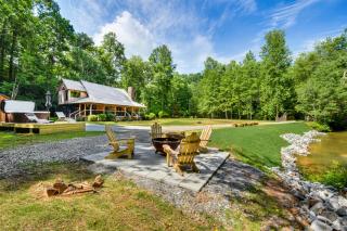 The Cabin at Dukes Creek with Fire Pit and Hot Tub! - Sautee Nacoochee - 0
