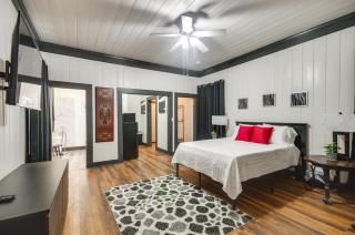 Modern Greenwood Studio Less Than 1 Mi to Downtown! - Greenwood - 0