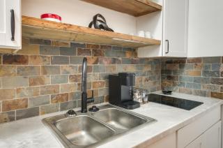 Modern Greenwood Studio Less Than 1 Mi to Downtown! - Greenwood - 4