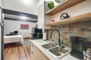 Modern Greenwood Studio Less Than 1 Mi to Downtown! - Greenwood - 2