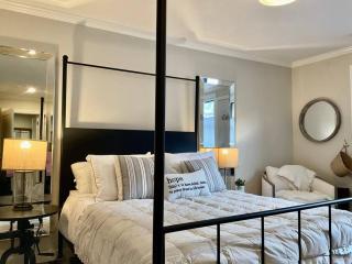 Beautiful Modern In-town Studio with Kitchenette - 2