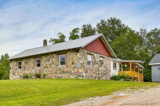 Charming Stone Cottage in Marion with Fire Pit! - - 0