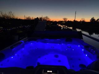 Séjour atypique et insolite sur notre péniche La Coradine avec grand spa - Aigues-Mortes - 3