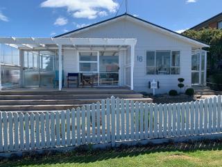 Beach Cottage - A Cosy Beach Cottage Charmer - Riverton - 0