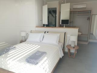 Paralia Luxury Suites - Agios Stefanos - 4