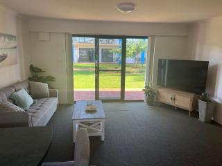 Nautilus Hamptons Style Luxury Beach Apartment Merimbula - Merimbula - 9