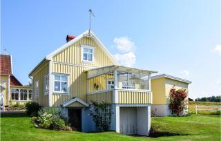 2 Bedroom Nice Home In Smålandsstenar - 1