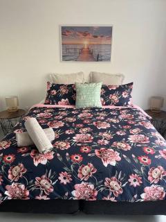 T Two Salty Shack - right across from the beach! - Papamoa - 1