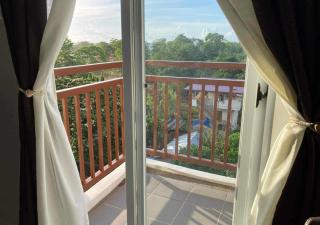 Affordable Group Stay with a Balcony, Free Parking, Pool and Gym - B2 7Opals - 3