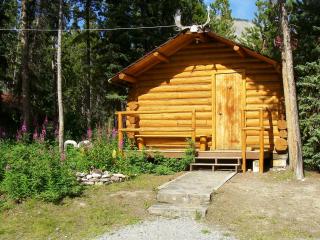 Northern Rockies Lodge - Muncho Lake - 9