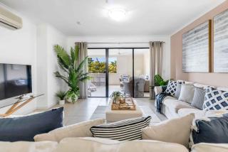Relaxed Coastal Charm - A Stylish Resort-style Haven - Cairns North - 0