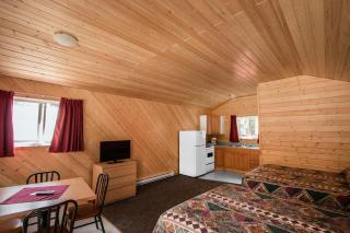Northern Rockies Lodge - Muncho Lake - 8