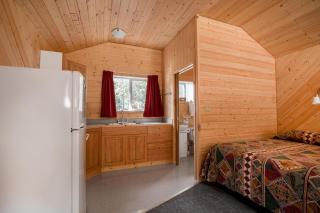 Northern Rockies Lodge - Muncho Lake - 7