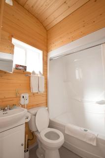 Northern Rockies Lodge - Muncho Lake - 6