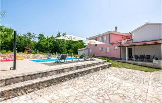Awesome Home In Studenci With Jacuzzi - Studenci - 9