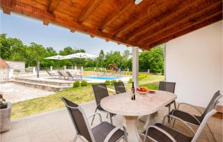 Awesome Home In Studenci With Jacuzzi - Studenci - 8