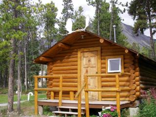 Northern Rockies Lodge - Muncho Lake - 5