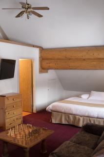 Northern Rockies Lodge - Muncho Lake - 3