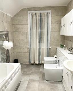 Luxurious Master Bedroom - Kent - 5