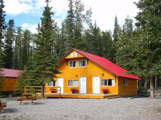 Northern Rockies Lodge - Muncho Lake - 2