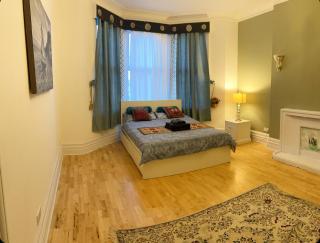 Luxurious Master Bedroom - Kent - 8