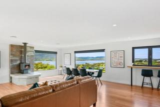 Spacious, modern and bright home with waterviews - Berriedale - 9