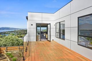 Spacious, modern and bright home with waterviews - Berriedale - 8