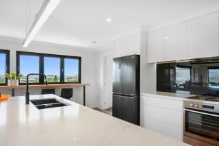 Spacious, modern and bright home with waterviews - Berriedale - 3