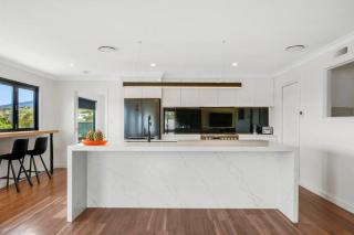 Spacious, modern and bright home with waterviews - Berriedale - 2