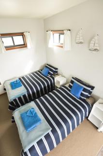 Larus Waterfront Cottage - White Beach - 4