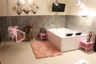 Modern Jacuzzi Spa Tub 1BHK Suite South Delhi (3) - Neu-Delhi - 5