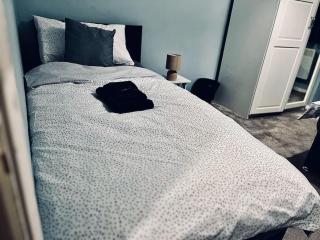 3 Bed for 8 Slough - 6