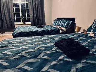 3 Bed for 8 Slough - 4