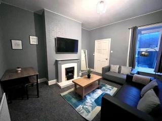 2 Bedroom Home With Free Parking - 7