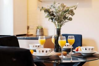 NEW! Central 3BR - FREE Parking, WiFi & Serviced Workspace - Sleeps 5 - Contractors & Relocations - Weekly & Monthly Rates - Kirkstall - 1