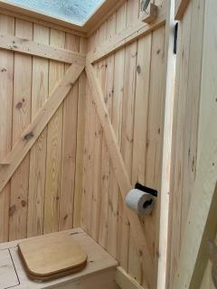 Gemütliche Blockhütte mit Außentoilette und Badezimmer im Haupthaus - 1