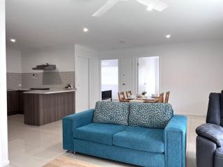 2 Bedroom Self-Contained Accommodation with Aircon - Bellbird Park - 8