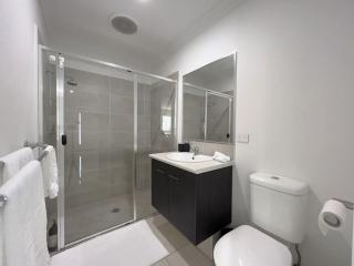 2 Bedroom Self-Contained Accommodation with Aircon - Bellbird Park - 5