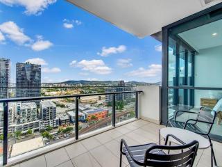 Modern Mountain View Apartment - South Brisbane - 3