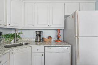 Steps to the Beach, Heated Pool, Tennis, Shuffleboard - Condo Seaside Sanctuary - Roelens - Fort Myers Beach - 3