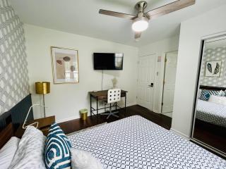 Cozy Bedroom Suites in Beautiful Shared Home - 8