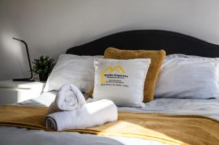 Large 4-Bedroom House, 6 Beds, Comfortable Home-from-Home, Great Deals - 4