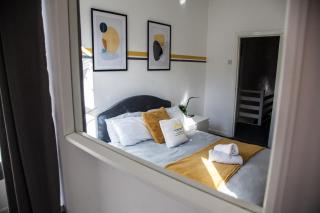 Large 4-Bedroom House, 6 Beds, Comfortable Home-from-Home, Great Deals - 5